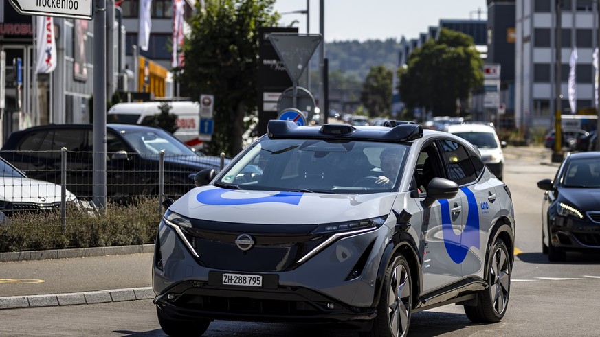 Ein Nissan WeRide Elektroauto, welches spaeter als selbstfahrendes Autos im oeffentlichen Verkehr im Furttal eingesetzt werden soll, faehrt mit einem Fahrer im Pilotgebiet fuer die Kartierung des Stre ...