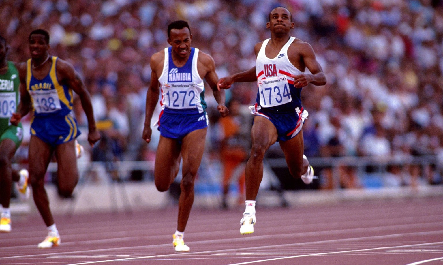 IMAGO / Norbert Schmidt

Olympiasieger Mike Marsh (re., USA) erreicht vor Frankie Fredericks (Namibia, 1272) das Ziel Leichtathletik OS Sommer Herren Olympische Sommerspiele 1992, Spiele, Olympia, Oly ...