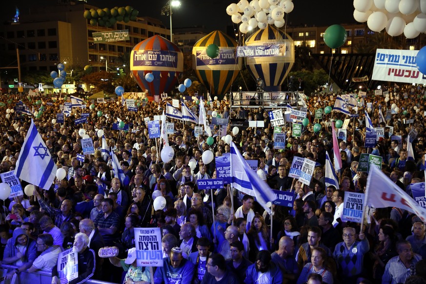 epa06308769 Thousands of people gather to commemorate the 22th anniversary of the assassination of the late Israeli Prime Minister Yitzhak Rabin, Rabin Square, Tel Aviv, Israel, 04 November 2017. Yitz ...