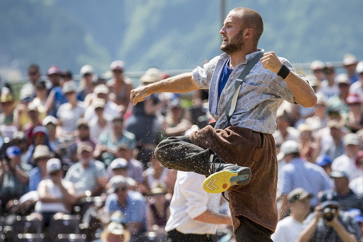 Michael Zurfluh jubelt waehrend dem 5. Gang beim Jubilaeums-Schwingfest 100 Jahre Urner Kantonalschwingfest am Sonntag, 28. Mai 2017, in Altdorf. (KEYSTONE/Alexandra Wey)