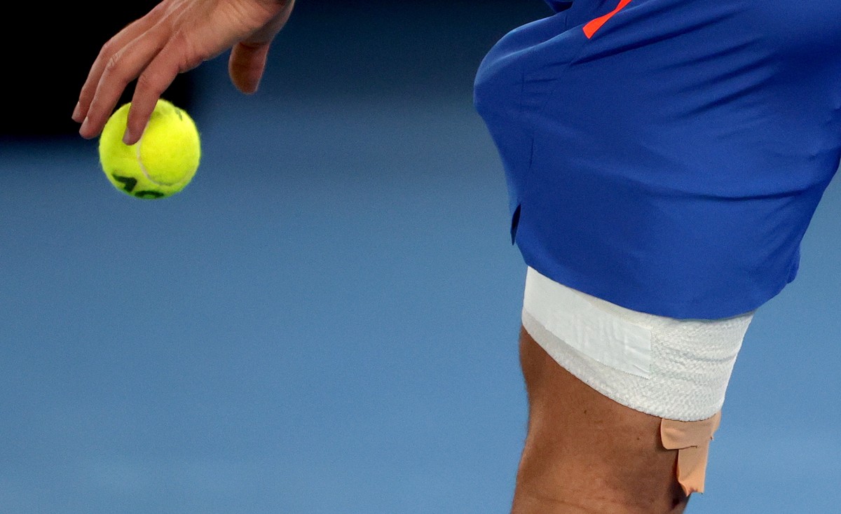 epa10424513 The bandaged left thigh of Novak Djokovic of Serbia during his 4th round match against Alex de Minaur of Australia at the 2023 Australian Open tennis tournament at Melbourne Park in Melbou ...