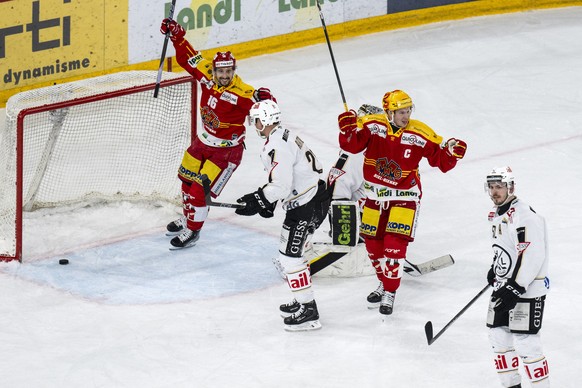 PostFinance Top Scorer Toni Rajala (EHCB), rechts, und Fabio Hofer (EHCB) feiern den Treffer zum 2-1 im Eishockey Spiel der National League zwischen dem EHC Biel und dem HC Lugano , am Dienstag, 7. Ja ...
