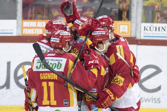 Langnaus Spieler feiern ihren Treffer zum 1:0 im Eishockey Meisterschaftsspiel der National League zwischen den SCL Tigers und dem EHC Biel, am Freitag, 29. September 2017, in der Ilfishalle in Langna ...