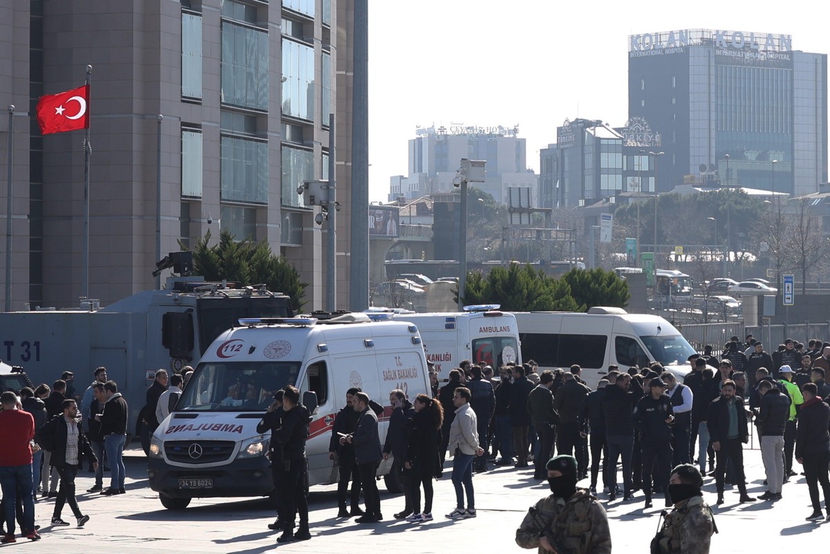 epa11130733 Police secure the area following an attack in front of the Istanbul Courthouse in Istanbul, Turkey, 06 February 2024. According to Turkey's Interior Minister Ali Yerlikaya, an attack  ...