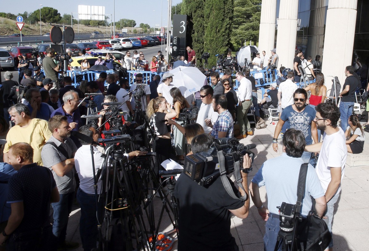 epa06118469 Several journalists wait outside the Examining Magistrate's Court No. 1 for the arrival of Portuguese soccer player Cristiano Ronaldo, in the town of Pozuelo de Alarcon, outside Madri ...