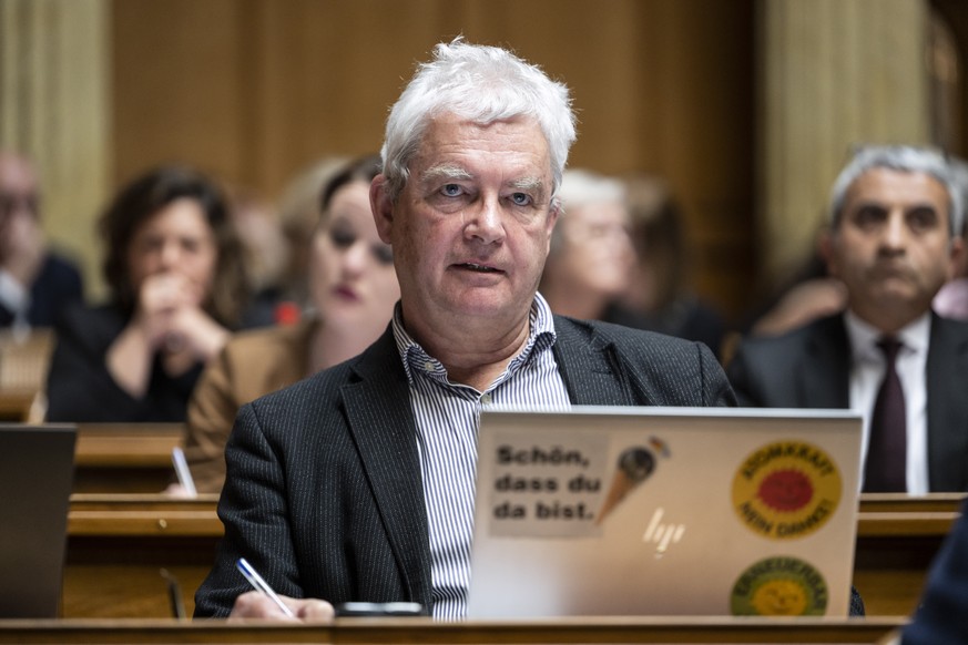 Felix Wettstein, GP-SO, verfolgt das Resultat der Gesamtabstimmung, an der ausserordentlichen Session der Eidgenoessischen Raete, am Mittwoch, 12. April 2023 im Nationalrat in Bern. Die ausserordentli ...