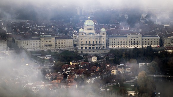 Das Bundeshaus im Nebel, fotografiert von dem Hausberg Berns aus, dem Gurten, am Mittwoch, 30. Oktober 2024 in Koeniz. (KEYSTONE/Anthony Anex)