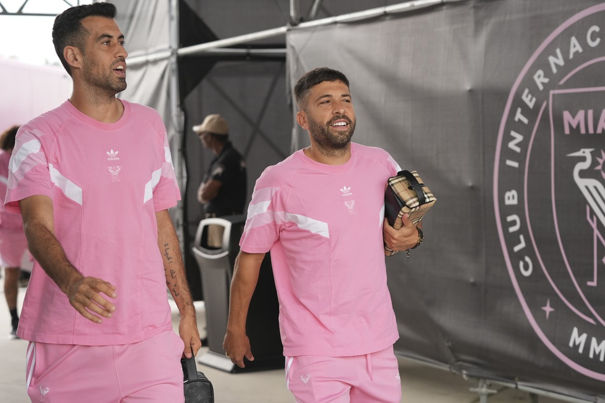 Inter Miami midfielder Sergio Busquets, left, and defender Jordi Alba, right, arrive before an MLS soccer match against CF Montreal, Wednesday, May 28, 2025, in Fort Lauderdale, Fla. (AP Photo/Lynne S ...