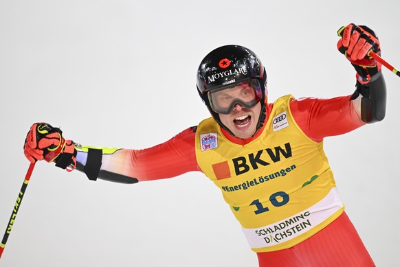 epa10429804 Gino Caviezel of Switzerland reacts in finish area during the second run of the Men&#039;s Giant Slalom Night race of the FIS Alpine Skiing World Cup in Schladming, Austria, 25 January 202 ...
