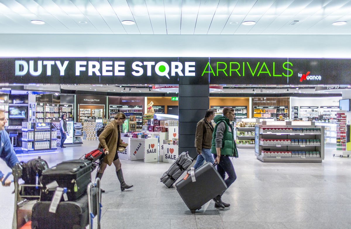 ARCHIV --- Duty Free Shop im Ankunftsterminal A am Flughafen Zuerich in Kloten im Kanton Zuerich, aufgenommen am 18. Februar 2013. Dufry setzt seinen Expansionskurs fort: Der Zollfreihaendler uebernim ...