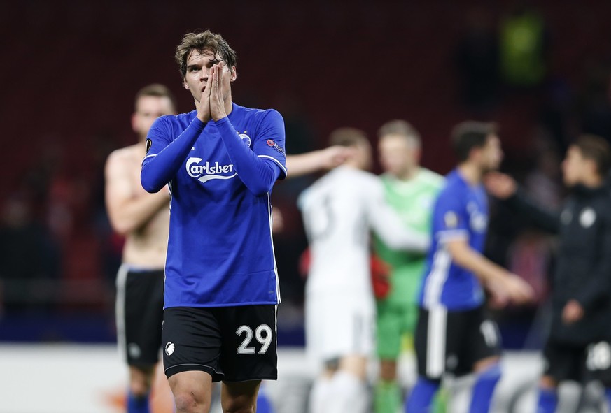 FC Copenhagen&#039;s Robert Skov applauds at the end of an Europa League round of 32 second leg soccer match between Atletico Madrid and Copenhagen at the Metropolitano stadium in Madrid, Thursday, Fe ...