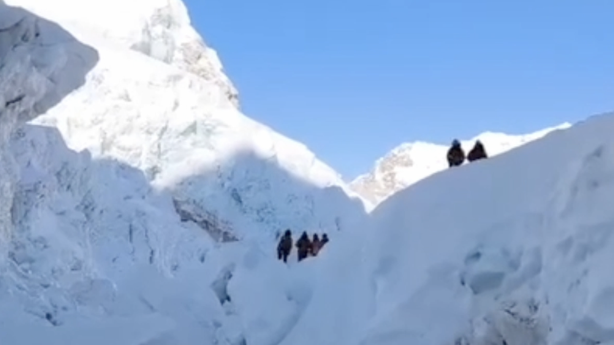 Wegen diesem Eisblock stauen sich vielleicht bald wieder die Bergsteiger am Mount Everest