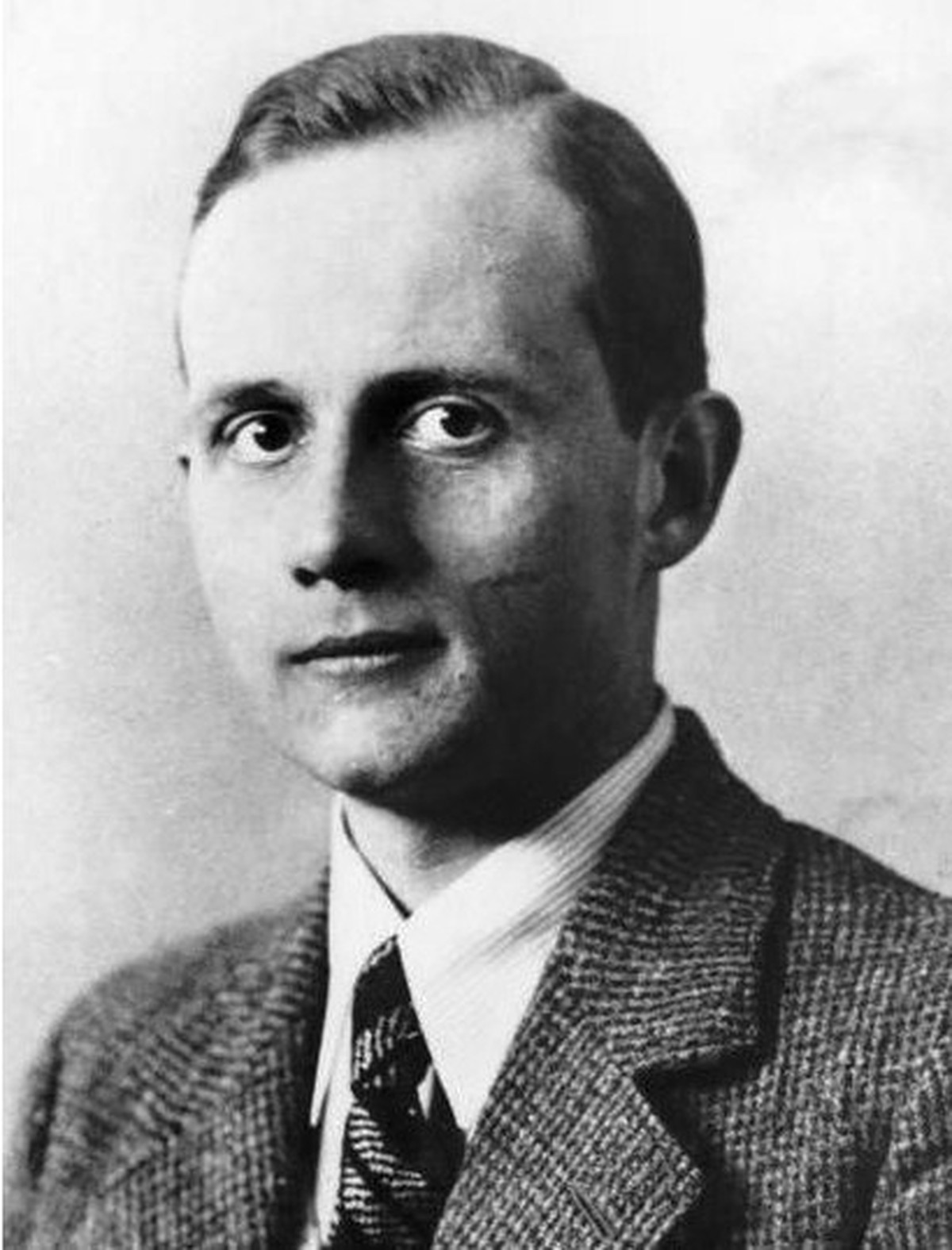 Diplomat, Botschaftssekretär und Nazi: Ernst Eduard vom Rath.