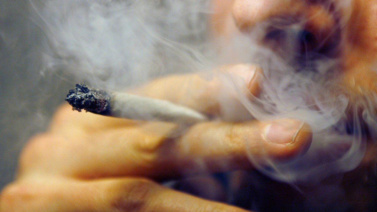 ARCHIV - SYMBOLBILD - Ein Mann raucht am 30.11.2006 in Würzburg (Bayern) einen Joint mit Marihuana. Häufiges Kiffen scheint Amerikanern den Spaß am Sex nicht zu verderben - eher sogar im Gegenteil. Da ...