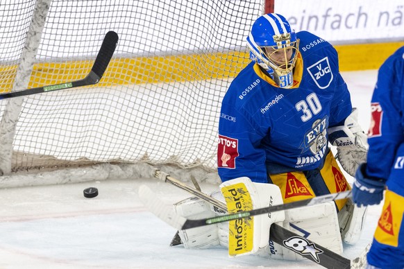 Torhueter Leonardo Genoni von Zug im Spiel gegen von Davos beim Eishockey Qualifikationsspiel der National League zwischen dem EV Zug und dem HC Davos am Dienstag, 23. September 2025 in Zug. (KEYSTONE ...