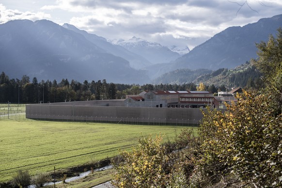 Blick auf die neu gebaute Justizvollzugsanstalt Cazis Tignez, aufgenommen am Freitag, 17. Oktober 2019, in Cazis. Das Gefaengnis soll nach einer Testphase im Januar bis zu 152 Inhaftierte aufnehmen. ( ...