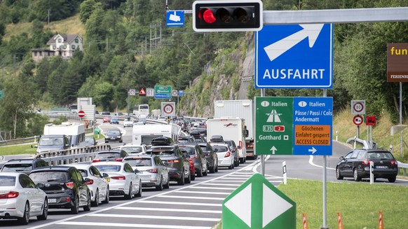 Der Ferienreiseverkehr staut sich vor dem Gotthard-Tunnel in Richtung Sueden bei der Autobahneinfahrt in Wassen im Kanton Uri auf mehreren Kilometern, am Samstag, 8. Juli 2023 in Wassen. (KEYSTONE/Urs ...
