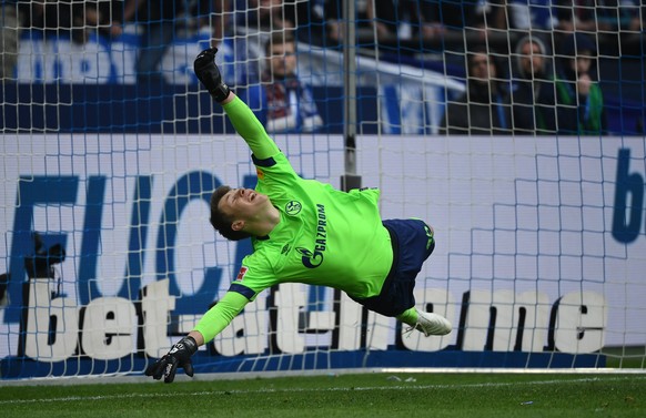 ARCHIV - 06.04.2019, Nordrhein-Westfalen, Gelsenkirchen: Fußball: Bundesliga, FC Schalke 04 - Eintracht Frankfurt, 28. Spieltag in der Veltins-Arena. Torwart Alexander Nübel springt beim Elfmeter zum  ...