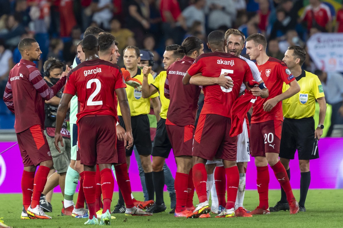 epa09450520 Italy's Giorgio Chiellini hugs Switzerland's Manuel Akanji after the 2022 FIFA World Cup European Qualifying Group C soccer match between Switzerland and Italy in the St. Jakob-P ...