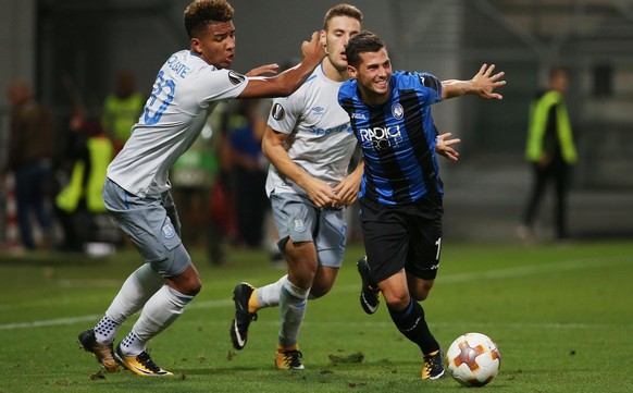 epa06204976 Atalanta&#039;s Remo Freuler (R) and Everton&#039;s Mason Holgate (L) vie for the ball during the UEFA Europa League soccer match between Atalanta BC and Everton FC at Mapei Stadium in Reg ...