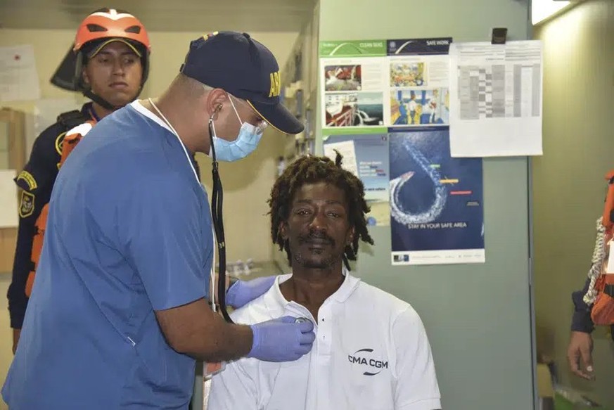 Auf diesem von der Pressestelle der kolumbianischen Marine zur Verfügung gestellten Foto wird der Schiffbrüchige Elvis Francois von Mitgliedern der kolumbianischen Marine betreut, nachdem er in der Nä ...