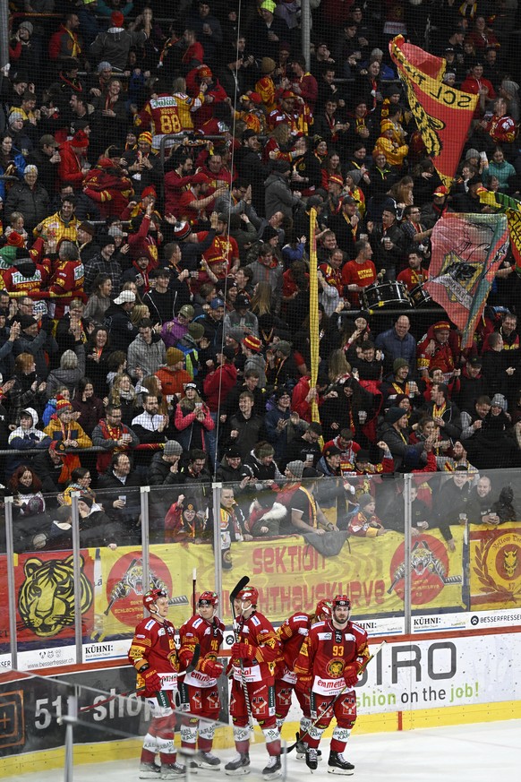 Tigers Spieler jubeln beim 2:0 im Qualifikations-Spiel der National League, zwischen den SCL Tigers und dem EHC Biel, am Freitag, 9. Dezember 2022, im Ilfisstadion in Langnau. (KEYSTONE/Marcel Bieri)