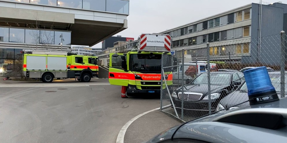 Seit dem frühen Mittwochmorgen ist bei den Studios des Schweizer Fernsehens ein grösserer Chemiewehr-Einsatz im Gange.
Schutz und Rettung Zürich bestätigte den Einsatz. Ob Personen zu Schaden gekommen ...