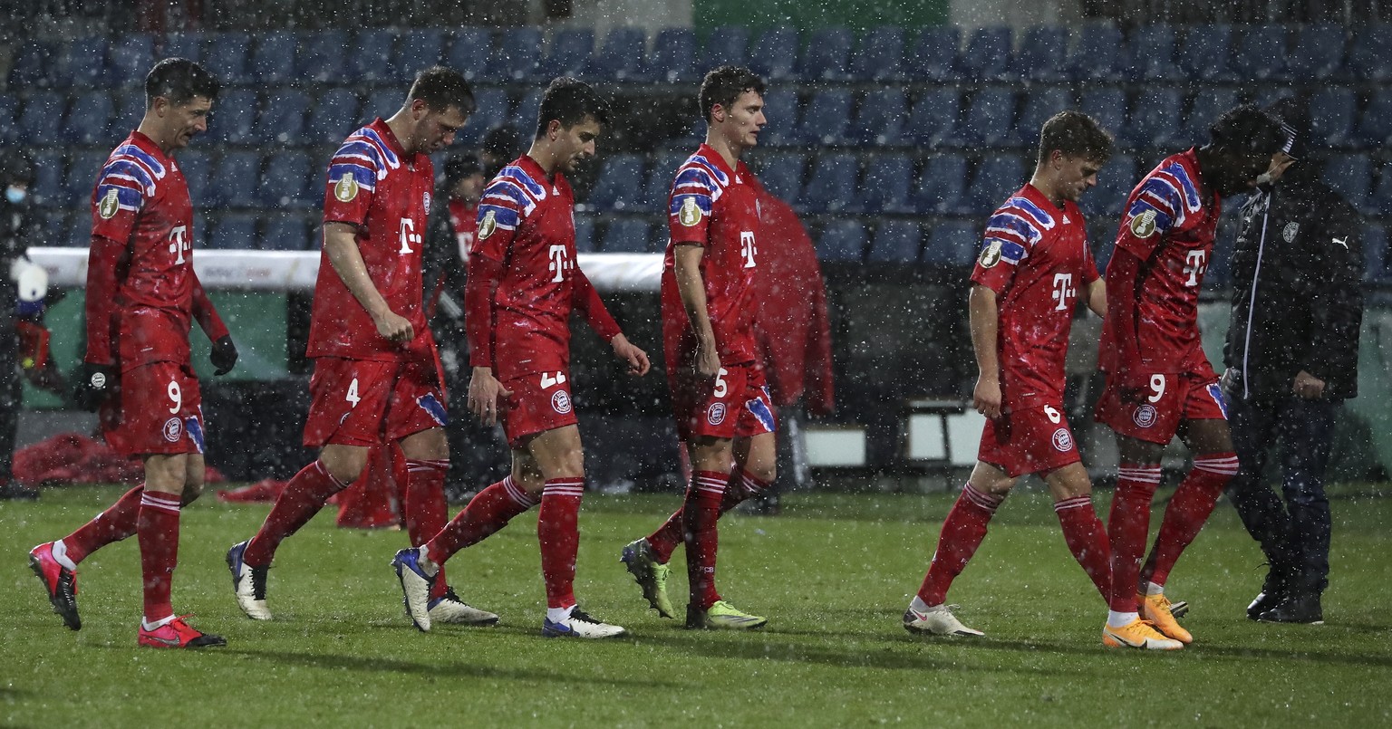 epa08936198 Bayern players react after losing the German DFB Cup second round soccer match between Holstein Kiel and FC Bayern Munich in Kiel, Germany, 13 January 2021. EPA/FOCKE STRANGMANN CONDITIONS ...