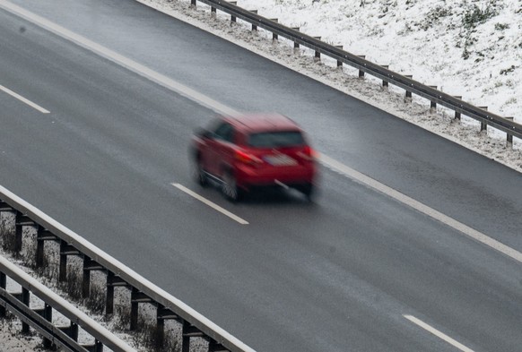 15.12.2022, Bayern, Bogen: Ein Auto f