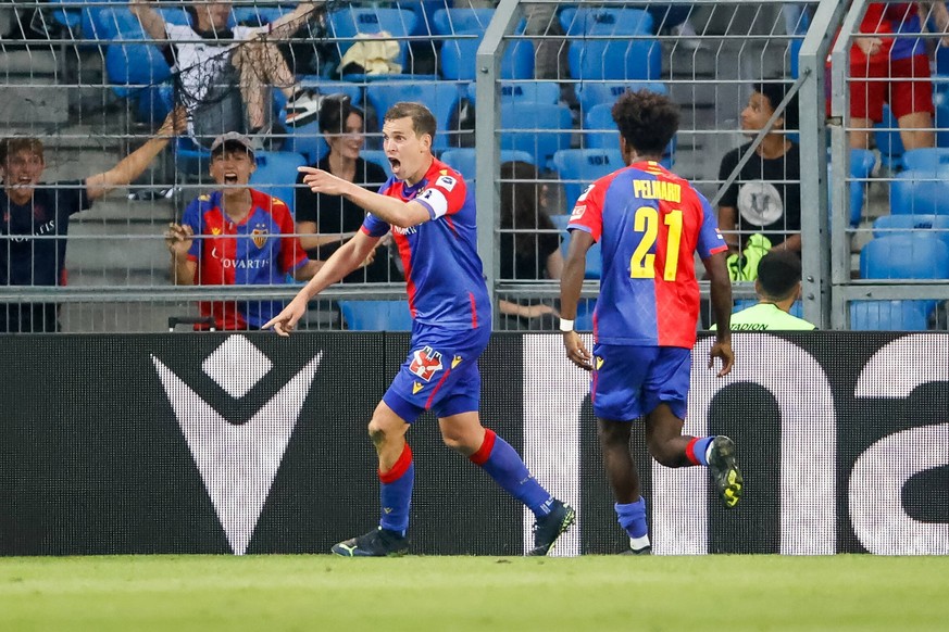 SUI, FC Basel vs. ZSKA Sofia, Fussball, UEFA Europa Conference League, 4. Qualifikationsrunde, 25.08.2022 Torjubel bei Fabian Frei FC Basel, 20 nach seinem Tor zum 1:0, SUI, FC Basel vs. ZSKA Sofia, F ...