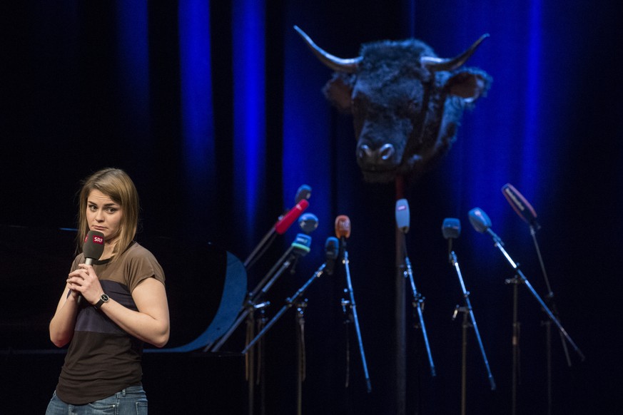 Hazel Brugger unterhalt das Publikum am Salzburger Stier 2017, den renommiertesten Kabarettpreis im deutschsprachigen Raum, im Stadttheater in Schaffhausen, aufgenommen am Samstag, 6. Mai 2017. (KEYST ...