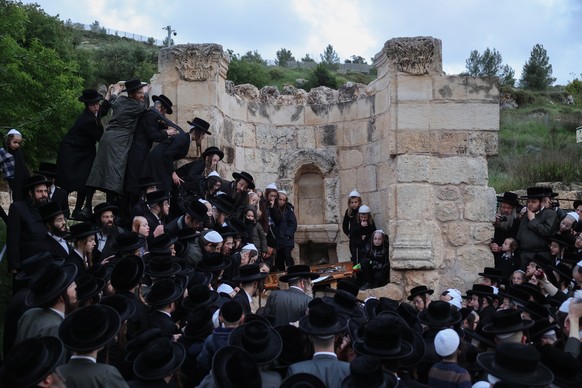 epa12023268 Ultra-Orthodox Jews collect water from a mountain spring outside Jerusalem, 10 April 2025. The water will be used in the making of &#039;matza&#039;, or unleavened bread, that is used in p ...