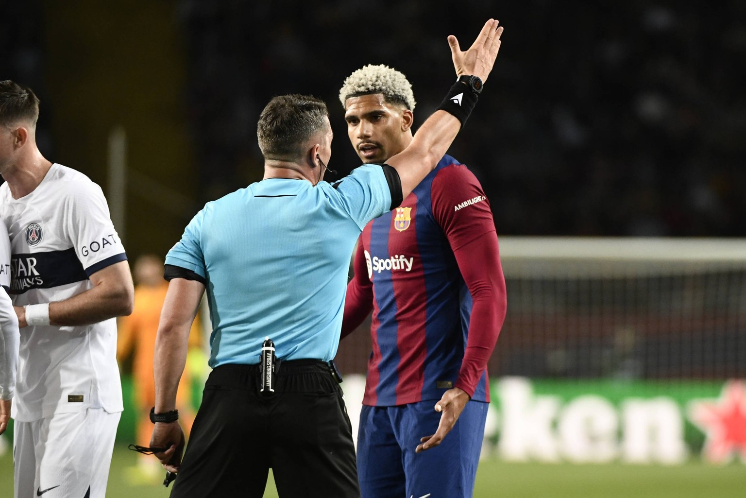 Expulsion Carton rouge / Red card Ronald ARAUJO FCB lors du quart de final retour de la Ligue des Champions opposant le FC Barcelona, Barca au Paris Saint Germain le 16 avril 2024 au Estadi Olimpic Ll ...