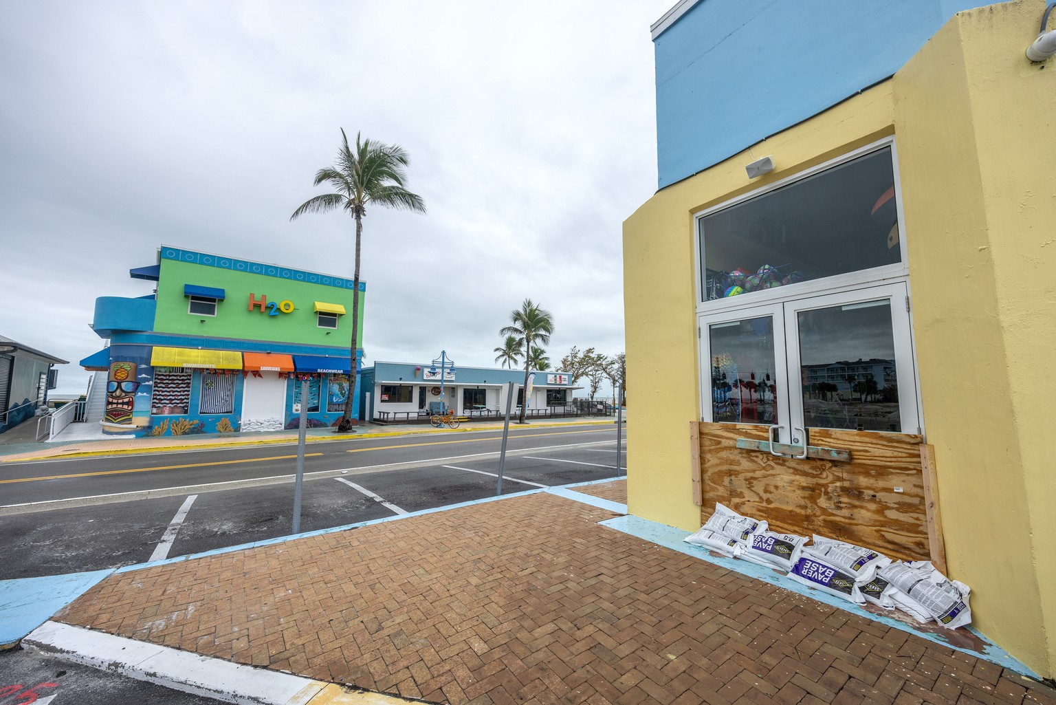 epaselect epa11649911 The enterance to a restaurant is boarded up and lined with sand bags as the city prepares for Hurricane Milton in Bonita Beach, Florida, USA, 08 October 2024. According to the Na ...