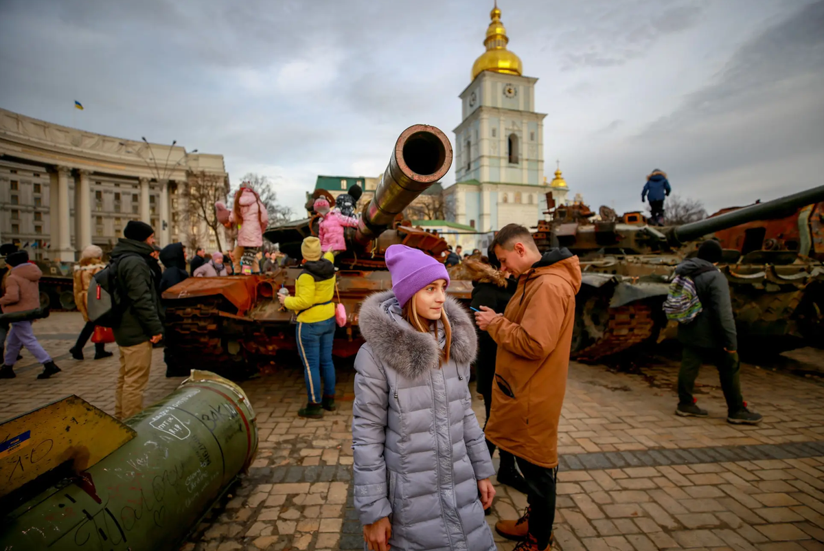 des modèles de chars russes capturés sont exposés actuellement dans la capitale ukrainienne.