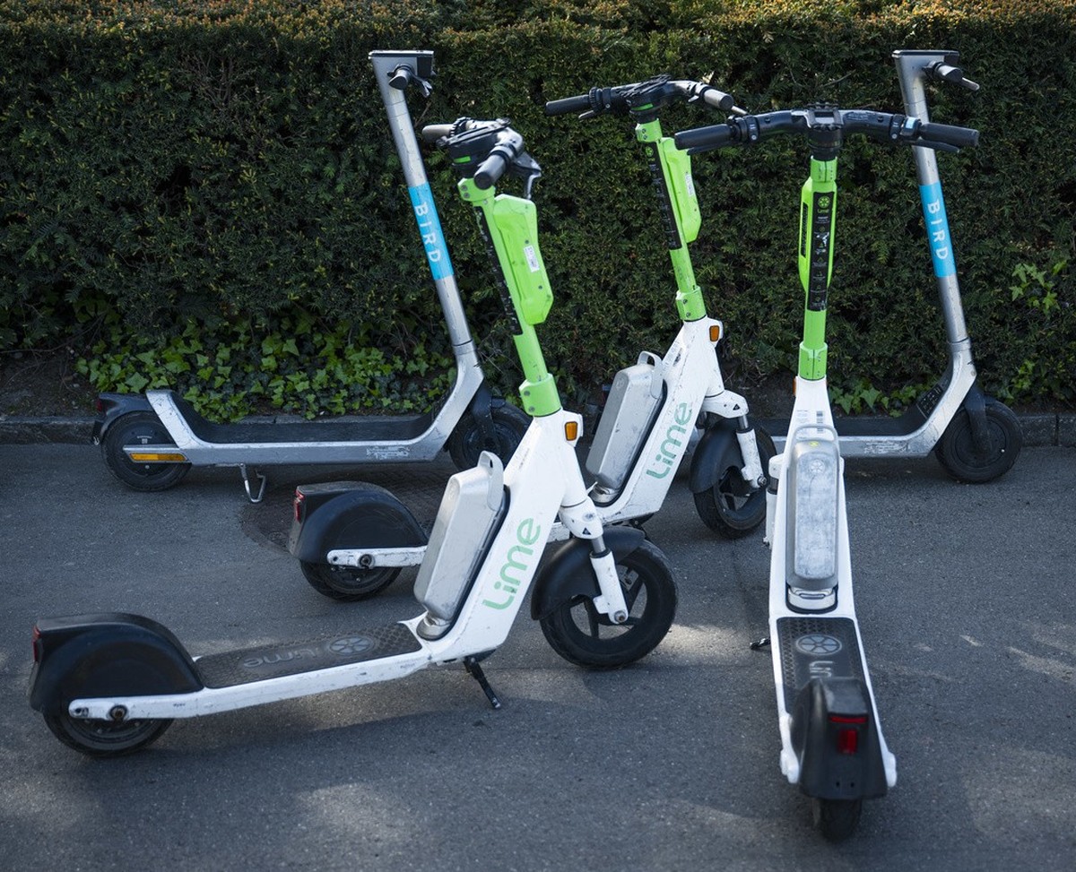 Bird und Lime E-Scooter stehen beim Buerkliplatz in Zuerich, fotografiert am Montag, 30. April 2024. (KEYSTONE/Christian Beutler)