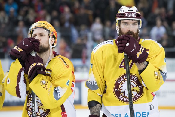 Servettes Top Scorer Nick Spaling, links, und Servettes Eliot Antonietti, rechts, reagieren enttaeuscht nach der Niederlage (3-6), beim Eishockey Meisterschaftsspiel der National League A zwischen dem ...