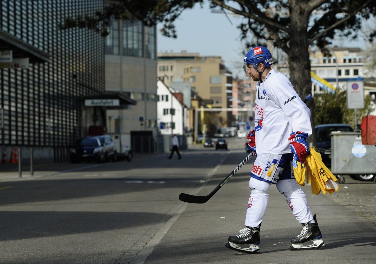 Dass draussen schon Frühling ist, Seger aber immer noch in Eishockey-Montur ist, gilt als ein gutes Zeichen. Mit den ZSC Lions wird er wenige Tage nach dieser Aufnahme erneut Schweizer Meister.