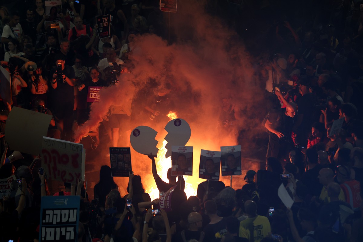 epaselect epa11587702 Protesters light a fre during a march calling for a ceasefire and for the release of Israeli hostages held by Hamas in Gaza, near the Kirya in Tel Aviv, Israel, 05 September 2024 ...
