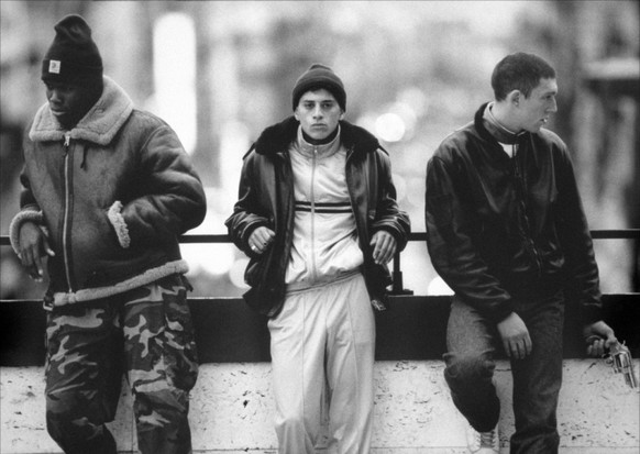 Der französische Film «La Haine» (1995) von Mathieu Kassovitz zeigt das trostlose Leben dreier Jungs in den Banlieues Frankreichs.
