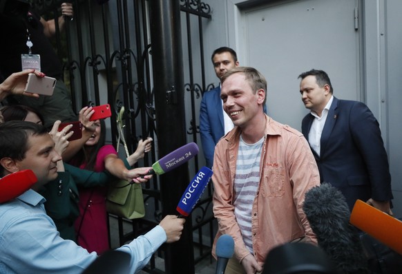 epa07642749 Meduza journalist Ivan Golunov (C) reacts as he leaves the Interior Ministry&#039;s Main Investigative Directorate in Moscow, Russia, 11 June 2019 (issued 12 June 2019). Ivan Golunov who h ...