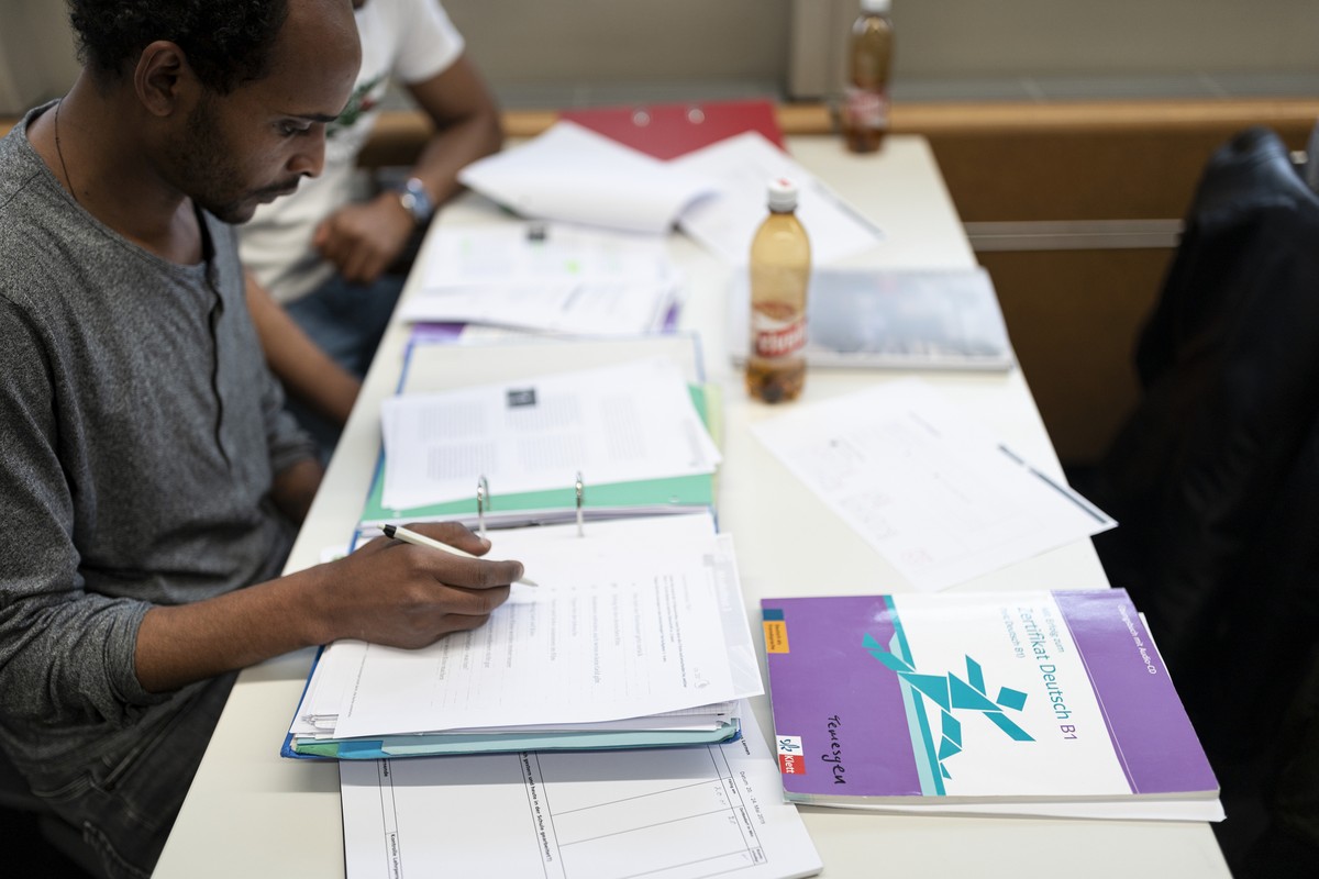 ZUR INTEGRATIONSVORLEHRE ZUM LOGISTIKER AM BBZ OLTEN STELLEN WIR IHNEN FOLGENDES NEUES BILDMATERIAL ZUR VERFUEGUNG --- Deutschunterricht am Berufsbildungszentrum (BBZ) Olten im Rahmen der Integrations ...