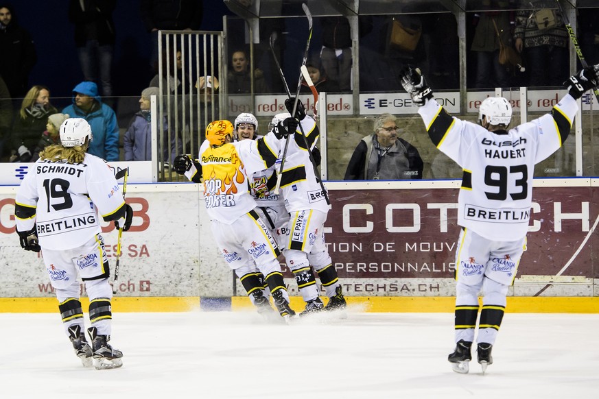 Joie des joueurs jurassiens apres le 1:3, lors du 5eme match des quarts de finales de playoff du championnat suisse de hockey sur glace, Swiss League, entre le HC La Chaux-de-Fonds et le HC Ajoie ce m ...