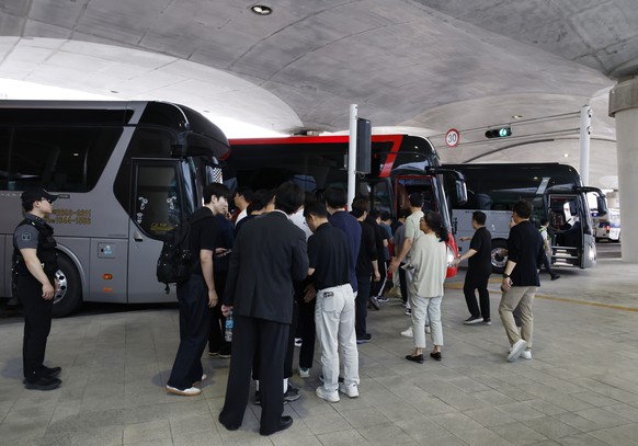 epa12370580 Repatriated South Korean workers detained in a US Immigration and Customs Enforcement raid at a Georgia factory queue to board buses at Incheon International Airport in Incheon, South Kore ...