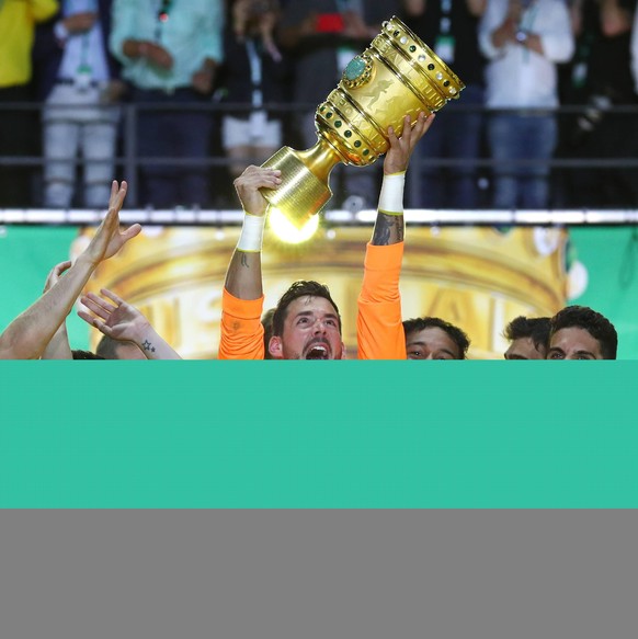 Bürki stemmt 2017 den DFB-Pokal in die Höhe.