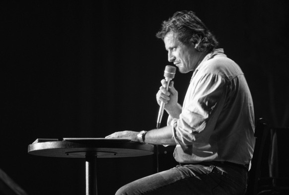 Der deutsche Liedermacher Konstantin Wecker bei einer Live-Vorstellung im Kursaal von Bern, aufgenommen im Februar 1989. (KEYSTONE/Alessandro della Valle)