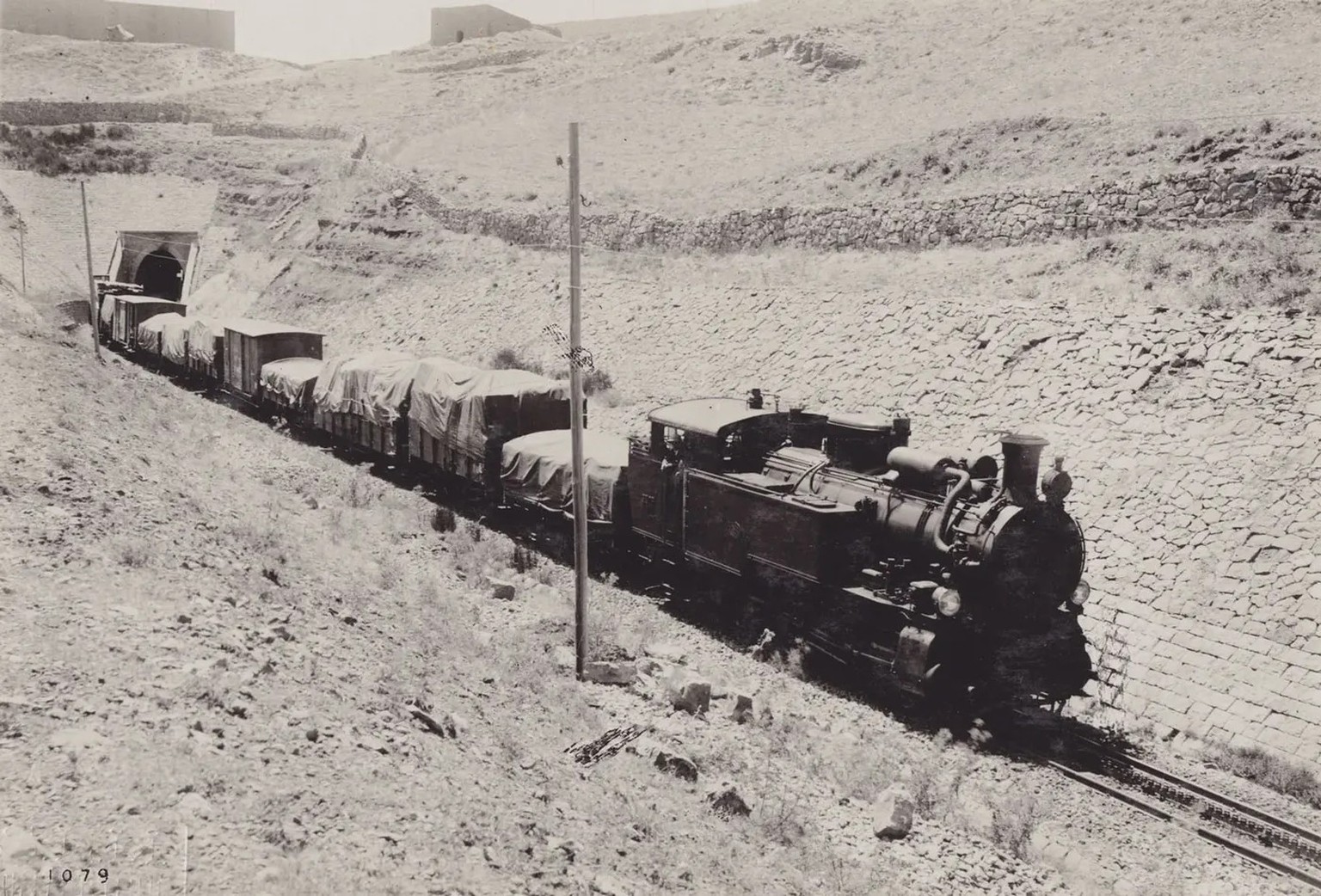Adhäsions- und Zahnradlokomotive der SLM im Jahr 1926 auf der Strecke der Beirut-Damaskus-Bahn im französischen Mandatsgebiet Libanon und Syrien.