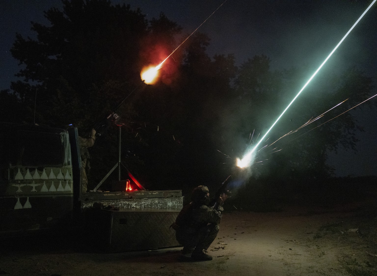 epa12180583 Ukrainian servicemen of a unit of the Volunteer Formation of the United Territorial Community (DFTG) shoot at drones flying towards Kyiv, Ukraine, 17 June 2025. The volunteers are firing w ...
