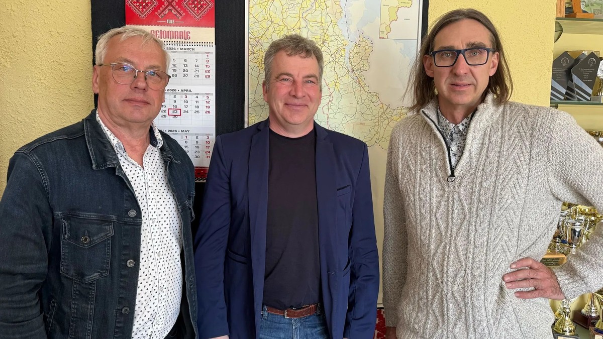De gauche à droite: Aarne Leima, conseiller municipal, Raul Kudre, maire, et Ahto Raudoja, directeur de l'Institut Séto.