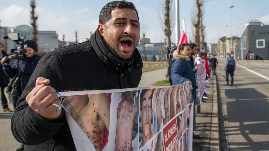 Das kleine Grüppchen, das vor dem Hallenstadion gegen Scheich Salman protestiert.